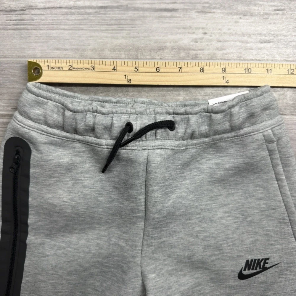 Boy's Nike Tech Fleece Gray Athletic Shorts Size Small Zipper Pocket FD3289-063